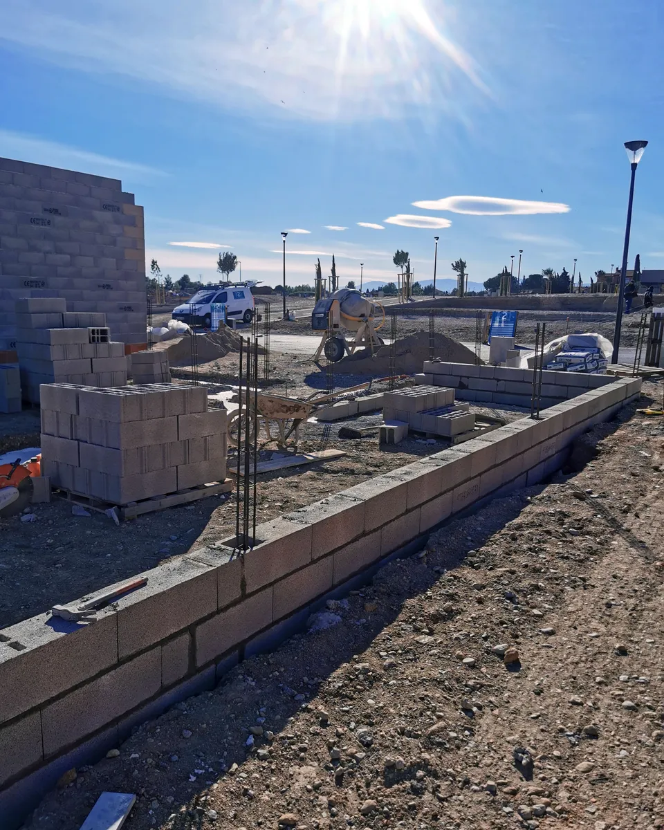 photo d'un chantier d'une maison, 2ème étape: début des murs